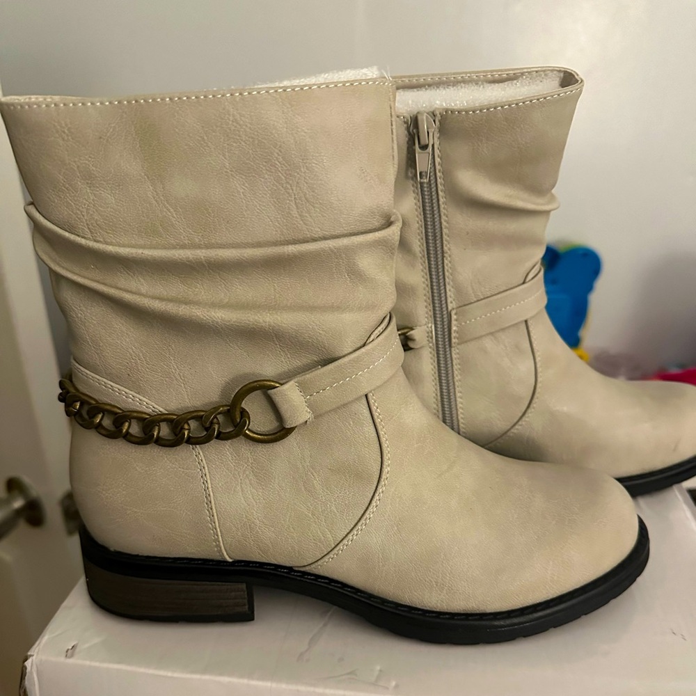 Beautiful boots size 9 NEW!! Perfect for any ocassion